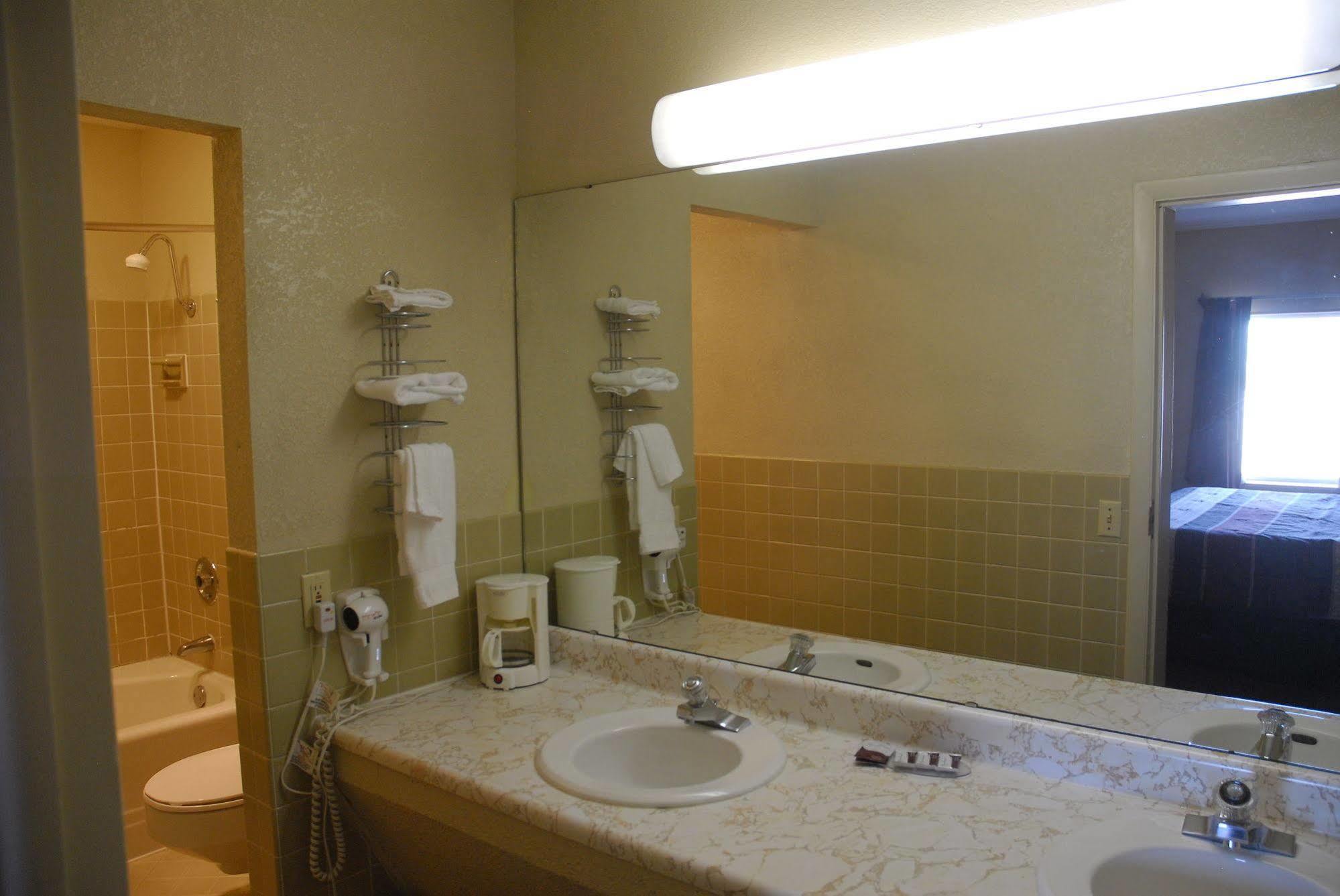 America'S Best Inn And Suites Emporia Eksteriør billede